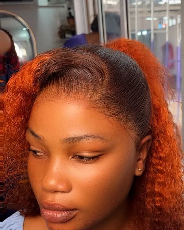 Coiffure bouclée cuivrée réalisée au salon