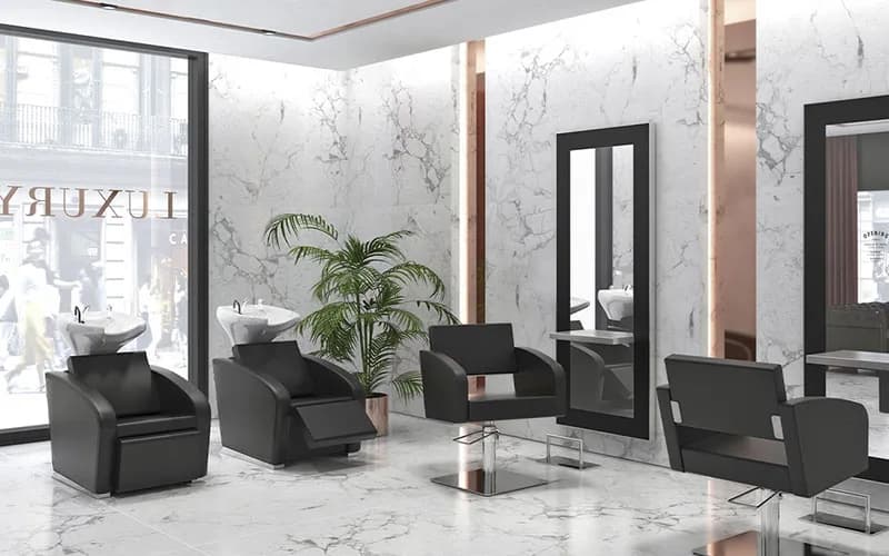 Salon Joëlle Glam's : fauteuils, bacs à shampoing et miroirs