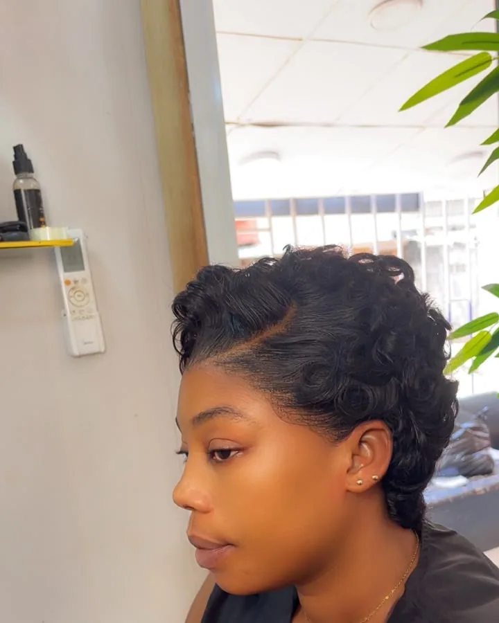 Boucles courtes et volumineuses