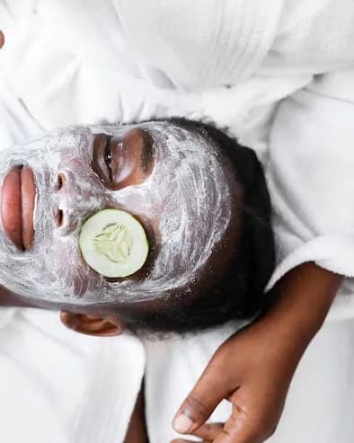 Soin du visage au masque et au concombre
